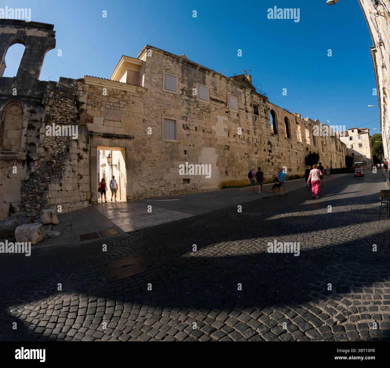 Spalato, Croazia - 8 settembre 2023: I turisti esplorano le strade storiche di Spalato, Croazia, passando davanti a edifici antichi. Foto Stock