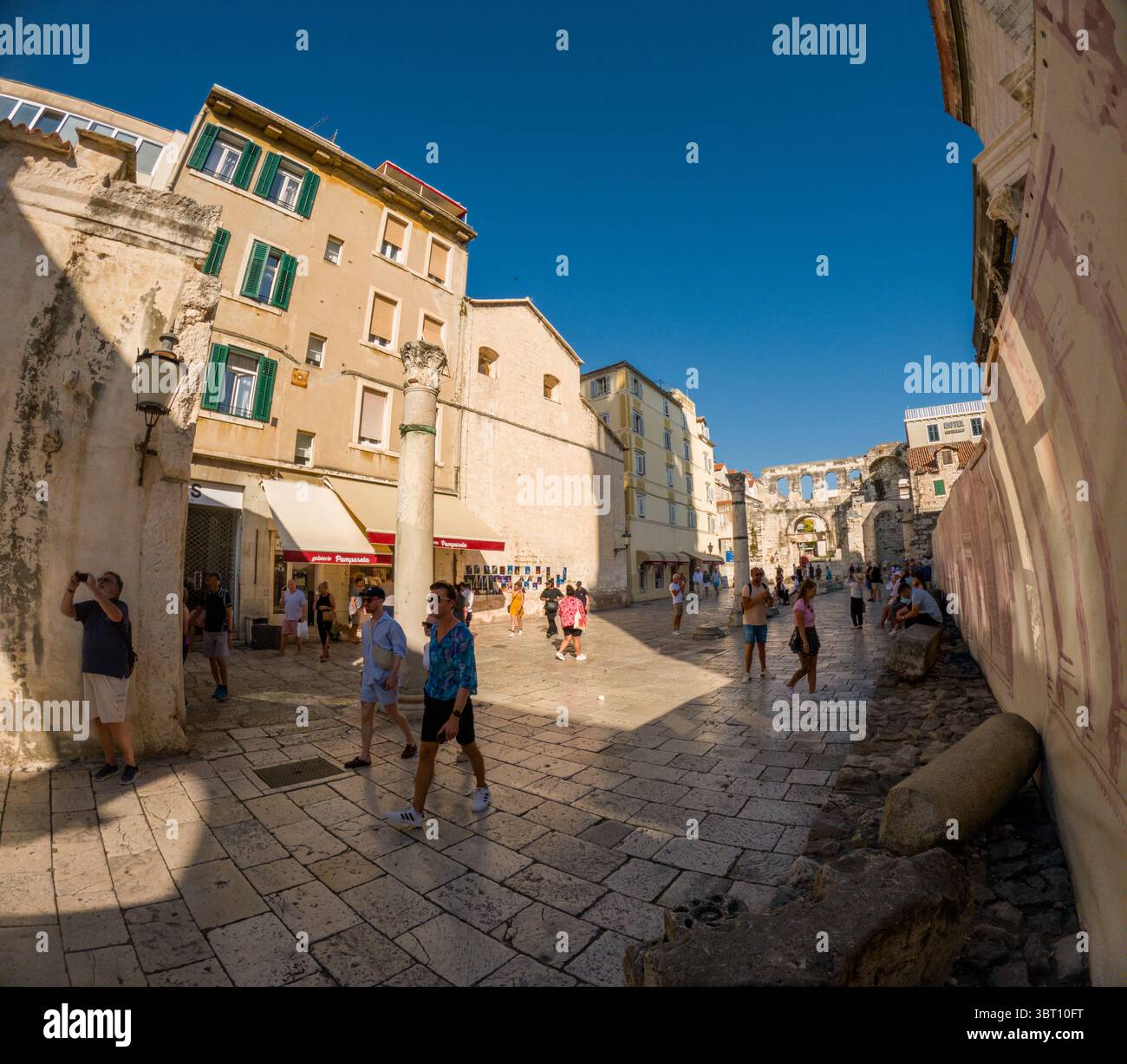 Spalato, Croazia - 8 settembre 2023: I turisti esplorano lo storico Palazzo di Diocleziano, patrimonio dell'umanità dell'UNESCO, in una giornata di sole. Foto Stock