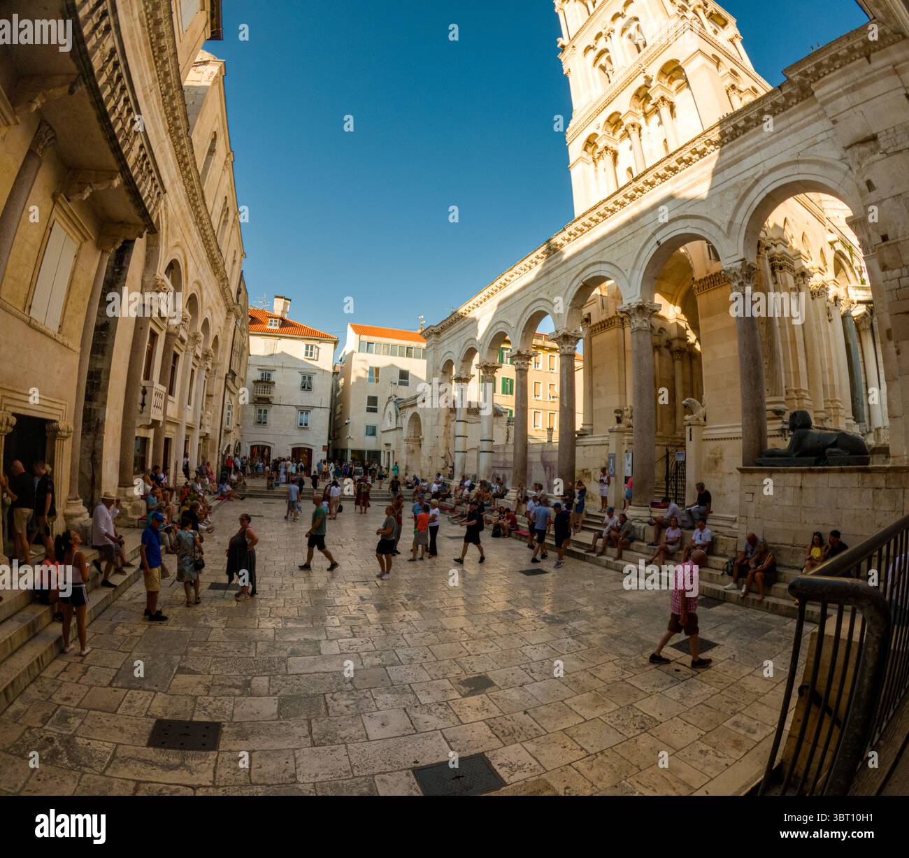 Spalato, Croazia - 8 settembre 2023: I turisti esplorano il Palazzo di Diocleziano, patrimonio dell'umanità dell'UNESCO, ammirando la sua antica architettura e gli storici Foto Stock