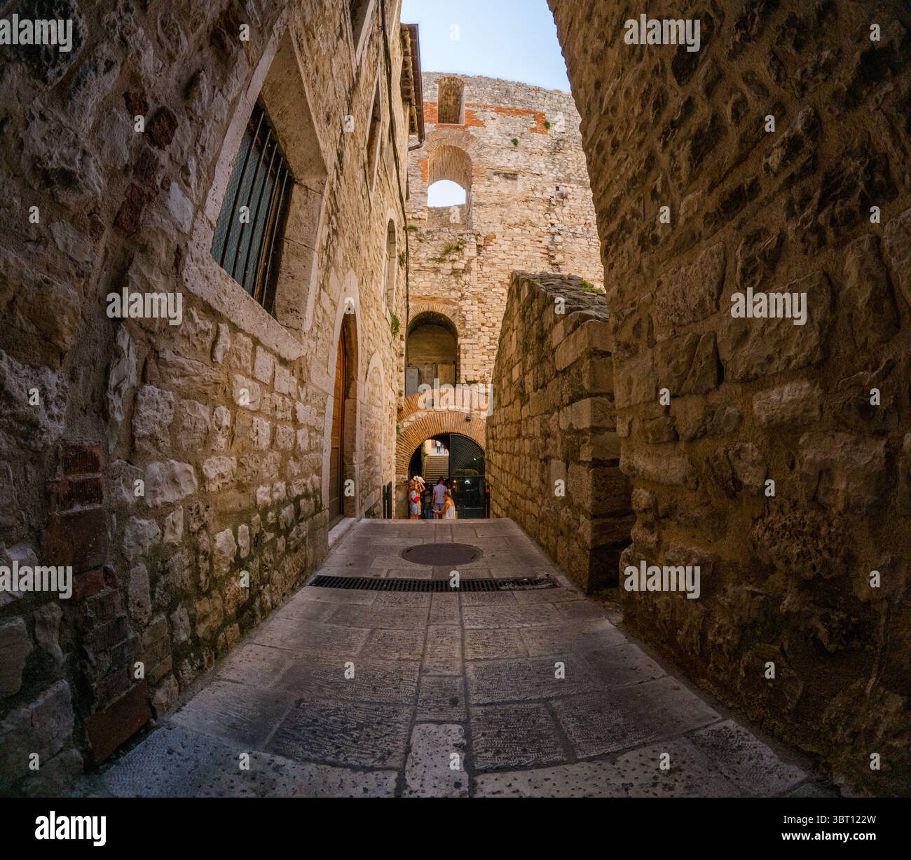 Spalato, Croazia - 8 settembre 2023: I turisti esplorano le strette strade di pietra del Palazzo di Diocleziano, un sito patrimonio dell'umanità dell'UNESCO, vivendo il Foto Stock