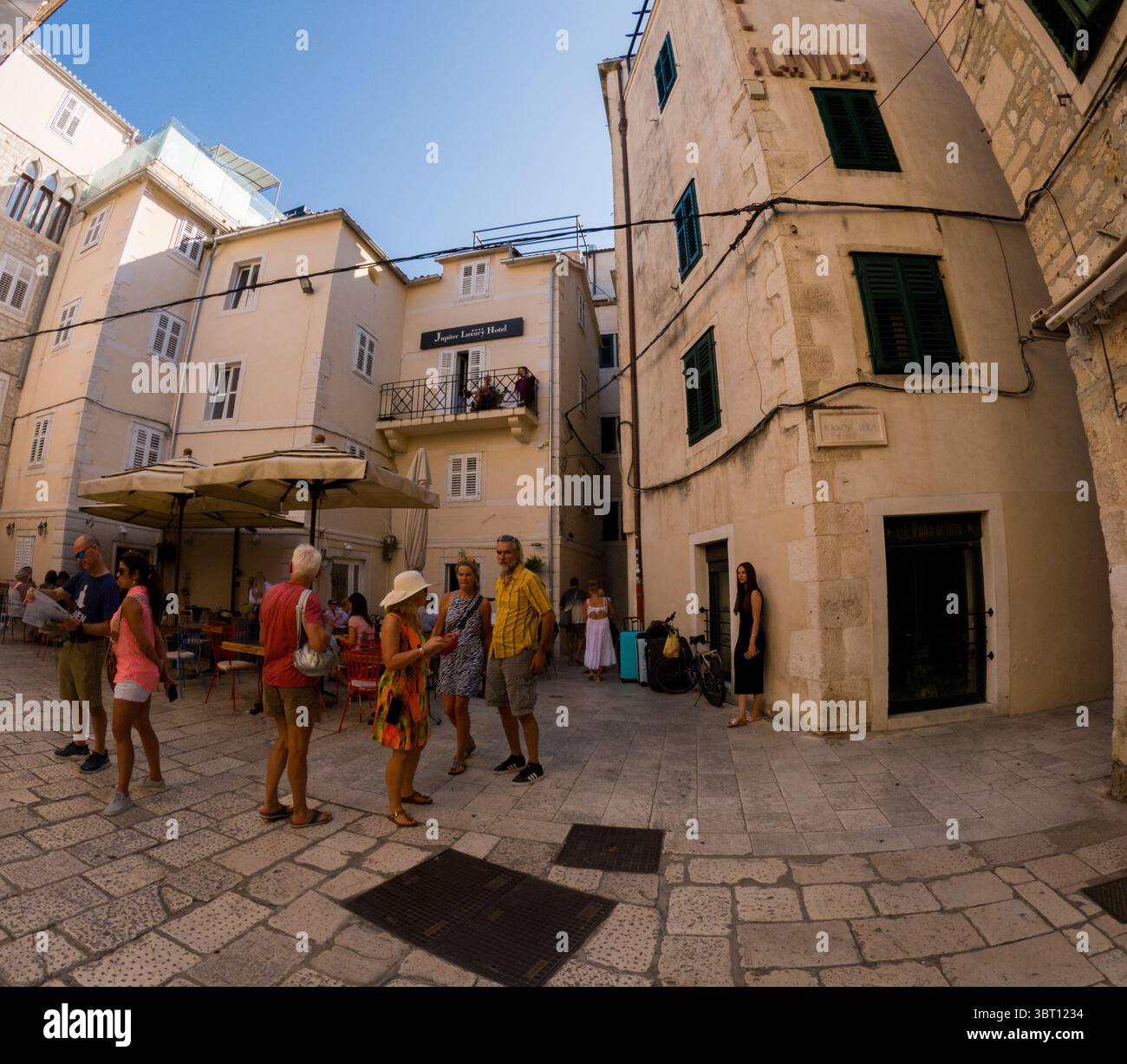 Spalato, Croazia - 8 settembre 2023: I turisti esplorano le strade storiche vicino al Jupiter Luxury Hotel, godendosi le attrazioni e l'atmosfera della città. Foto Stock