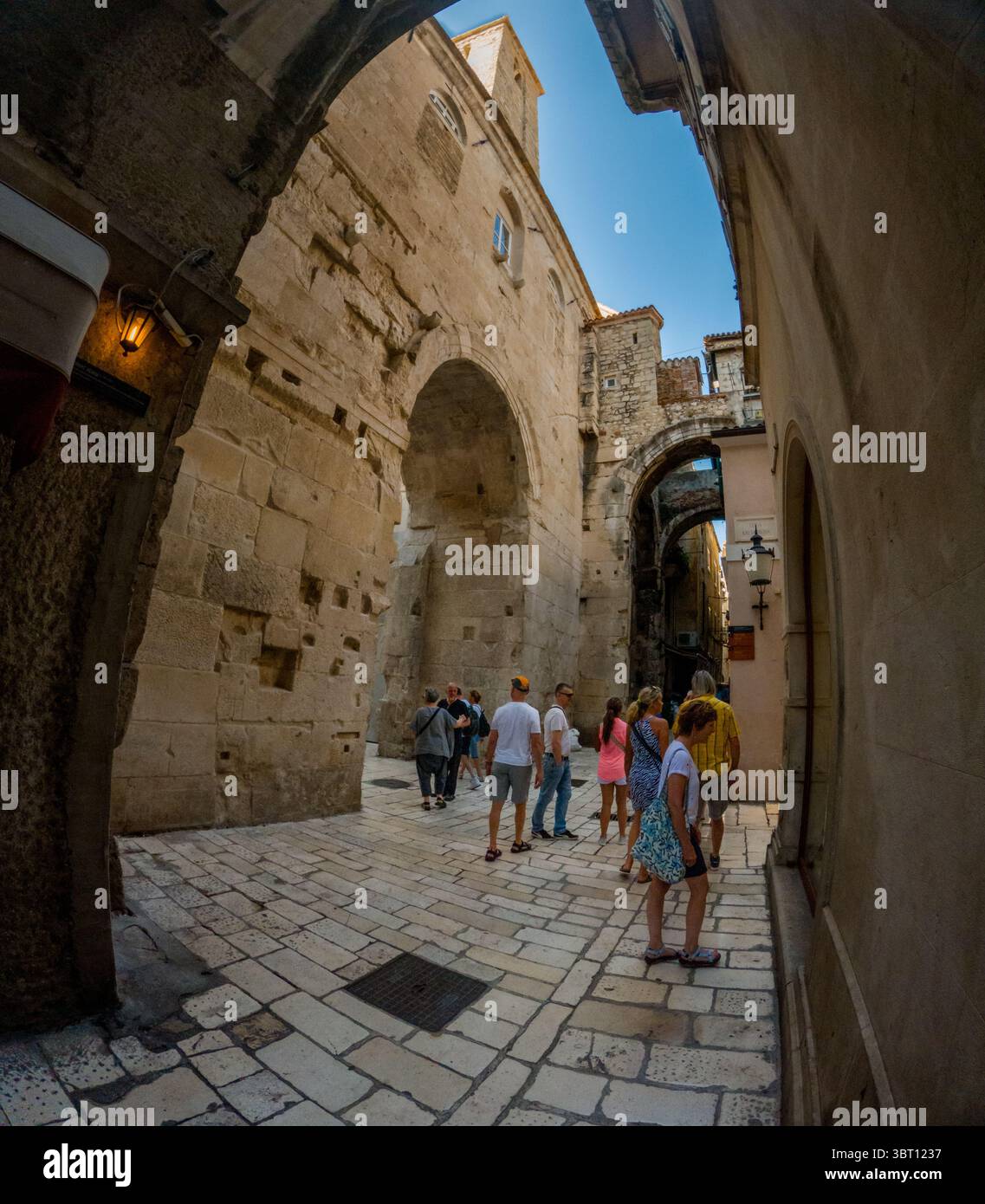 Spalato, Croazia - 8 settembre 2023: I turisti esplorano l'antico Palazzo di Diocleziano, un sito patrimonio dell'umanità dell'UNESCO, meravigliandosi della sua architettura e. Foto Stock