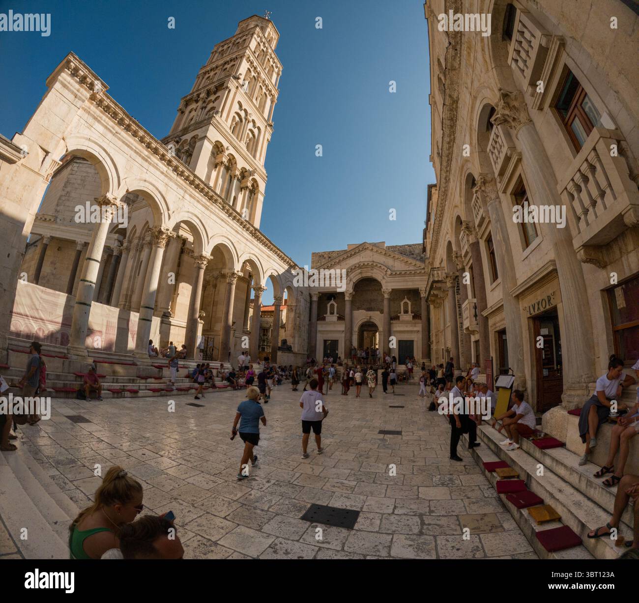 Spalato, Croazia - 8 settembre 2023: I turisti esplorano il Palazzo di Diocleziano, un sito patrimonio dell'umanità dell'UNESCO, ammirando la sua architettura antica e vibrante Foto Stock