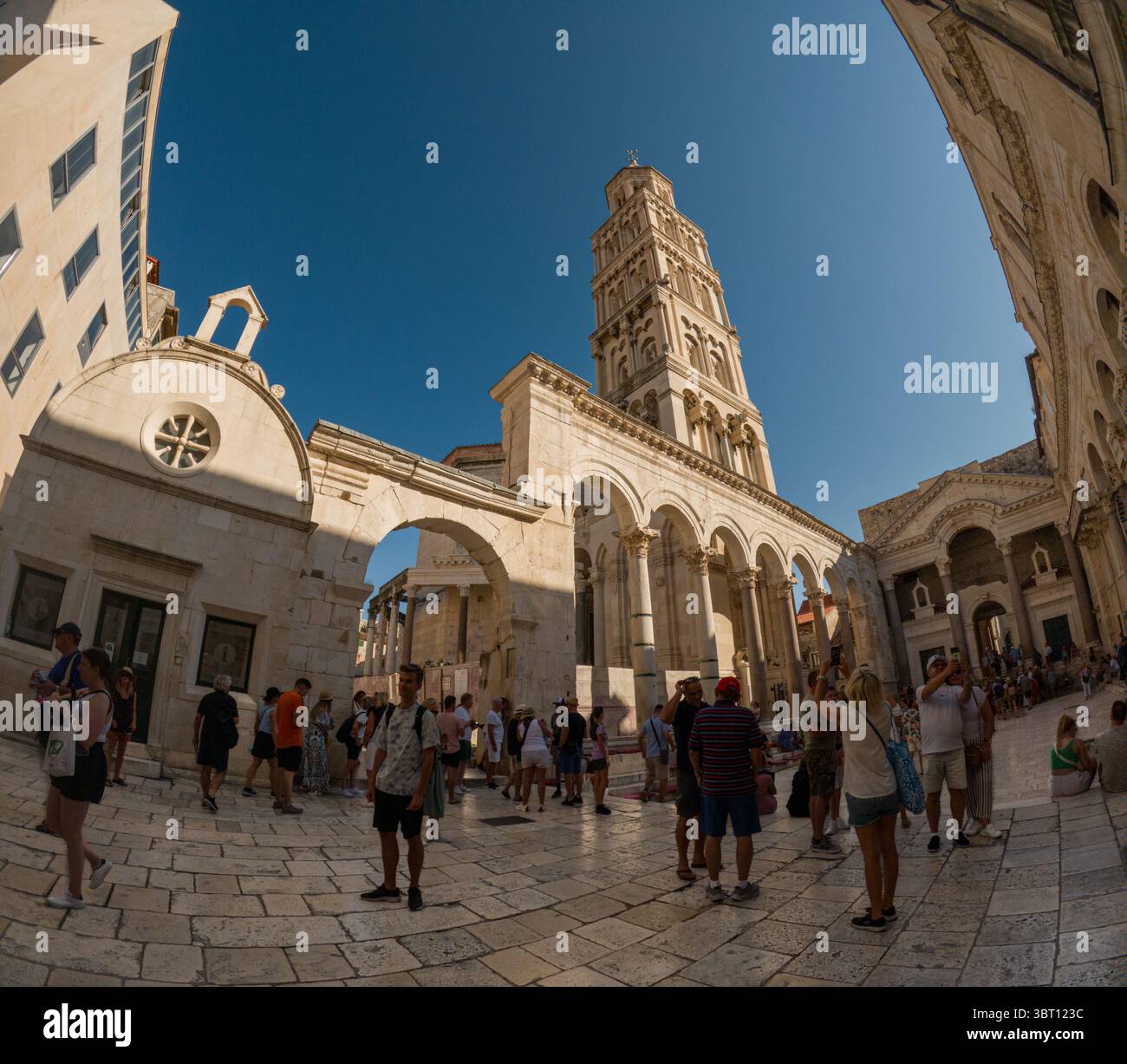 Spalato, Croazia - 8 settembre 2023: I turisti esplorano il Palazzo di Diocleziano, un sito patrimonio dell'umanità dell'UNESCO, ammirando la sua antica architettura romana e la sua Foto Stock