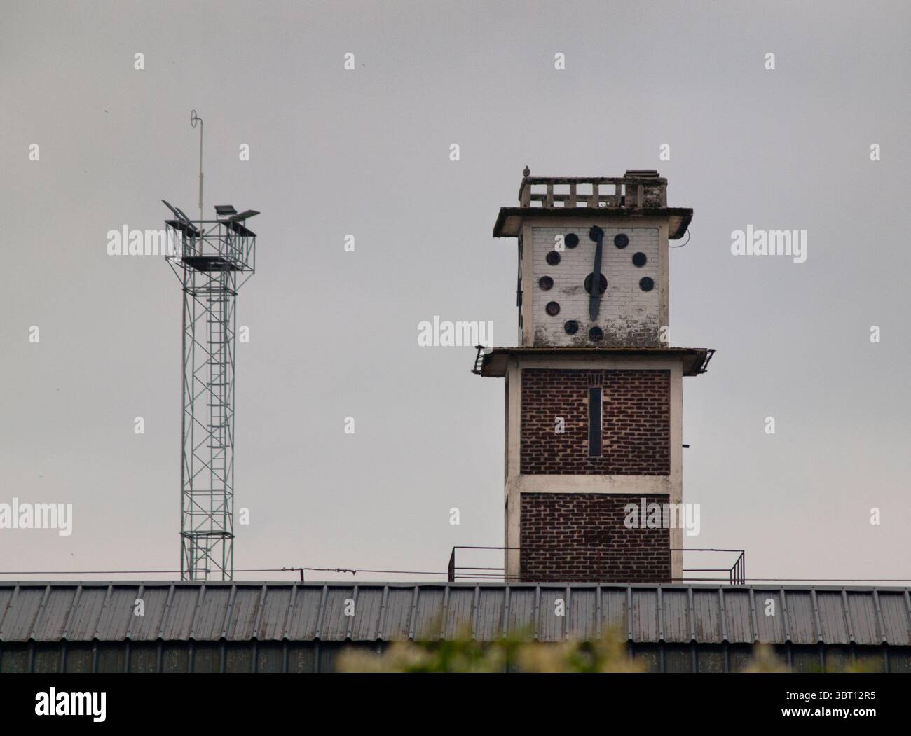 Un orologio fuori fabbrica a Rouen, in Francia Foto Stock