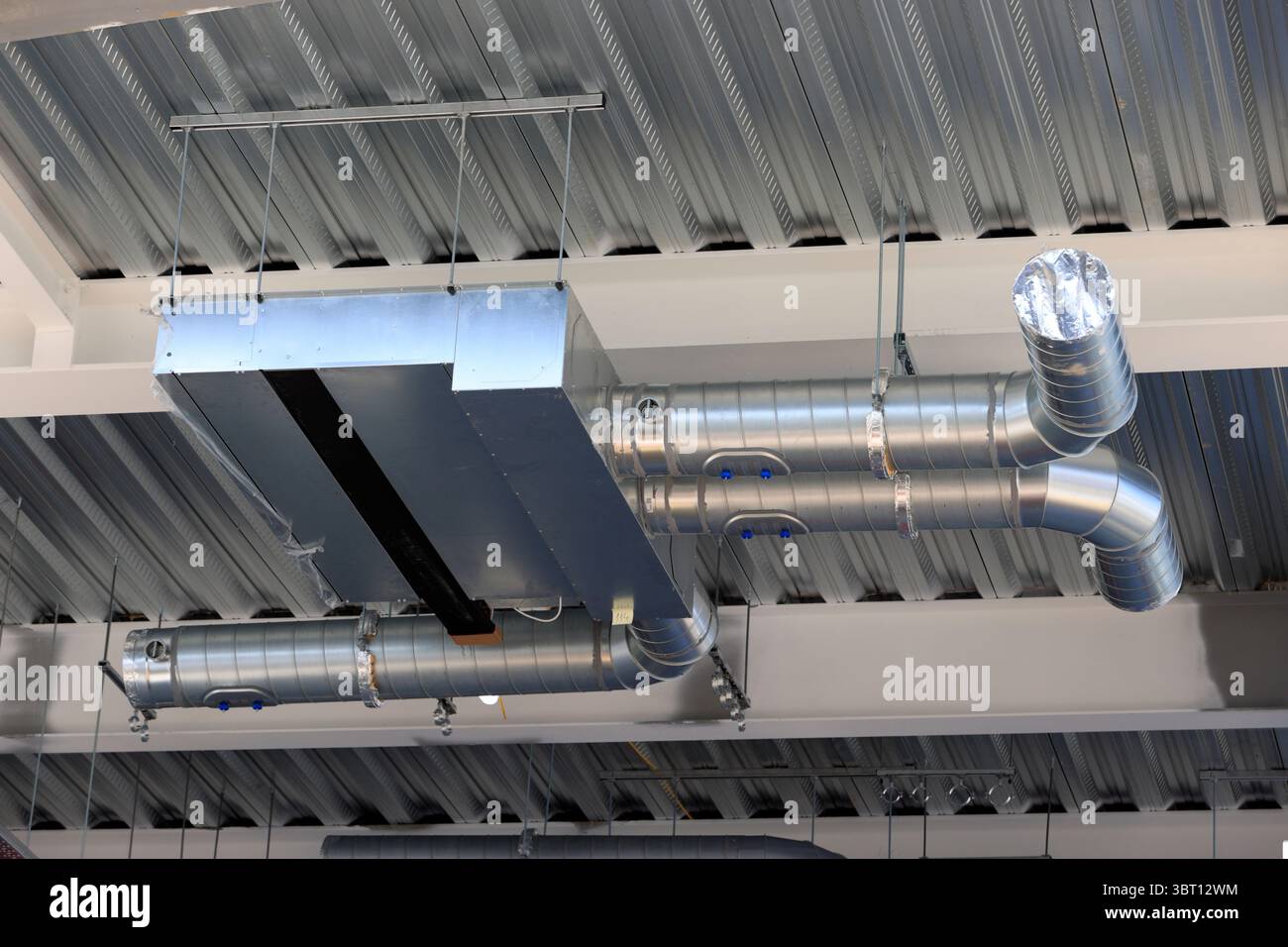 Unità di trattamento dell'aria, AHU, parte dell'impianto hvac, riscaldamento, ventilazione e climatizzazione, sospesa dal pavimento in metallo composito a Greater manchester regno unito Foto Stock