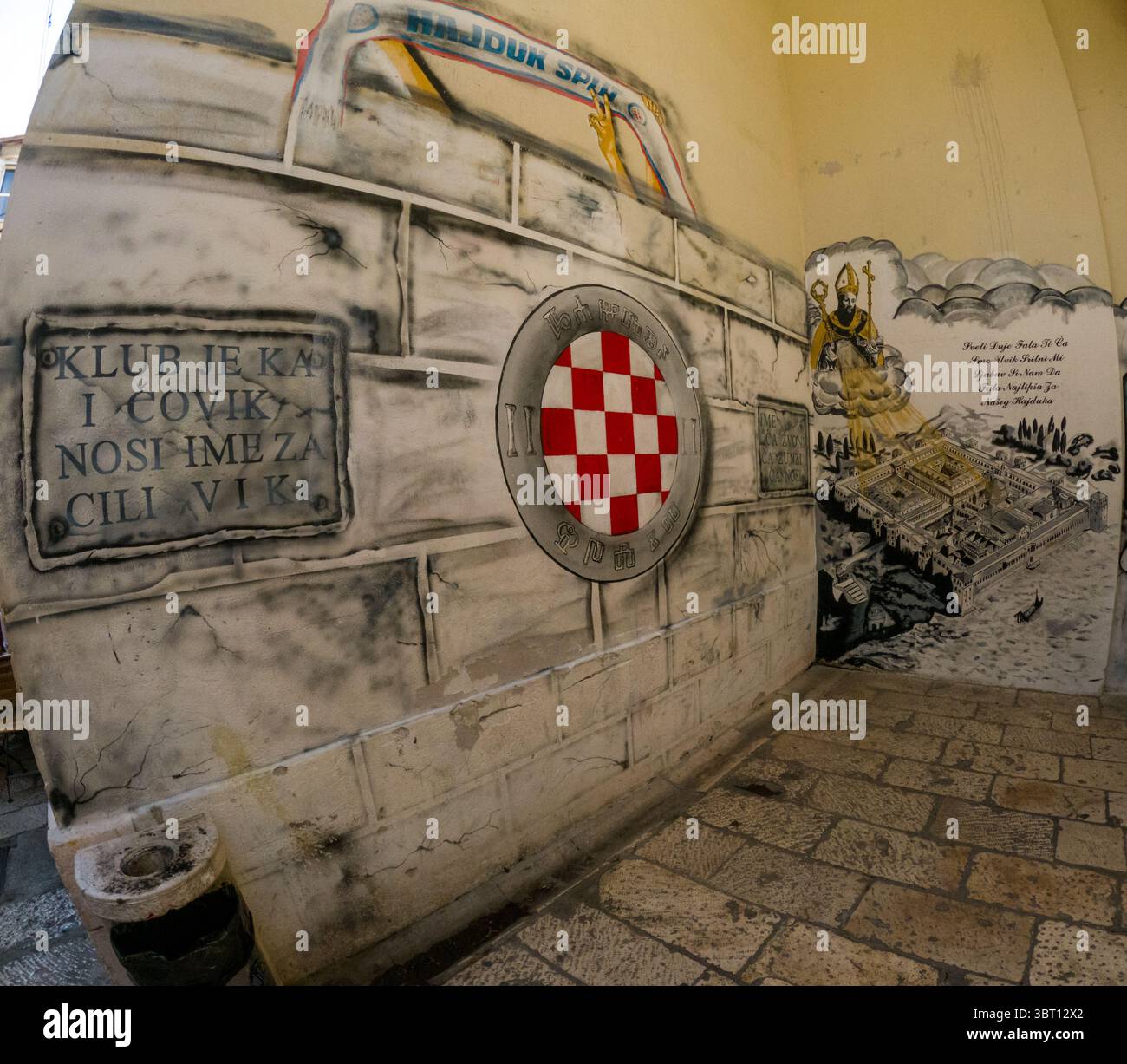 Spalato, Croazia - 8 settembre 2023: I turisti ammirano il murale di Hajduk Split, un tributo all'amata squadra di calcio, che mostra orgoglio e artista locali Foto Stock