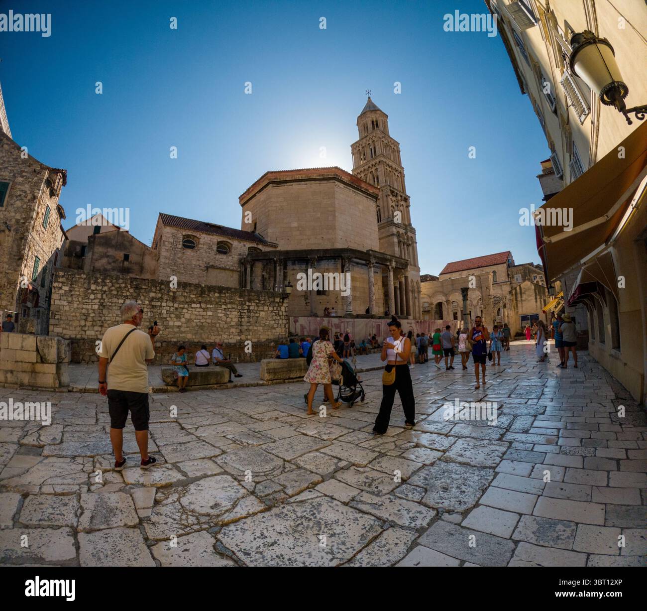 Spalato, Croazia - 8 settembre 2023: I turisti esplorano il Palazzo di Diocleziano, patrimonio dell'umanità dell'UNESCO, ammirando l'antica architettura e immergendosi Foto Stock