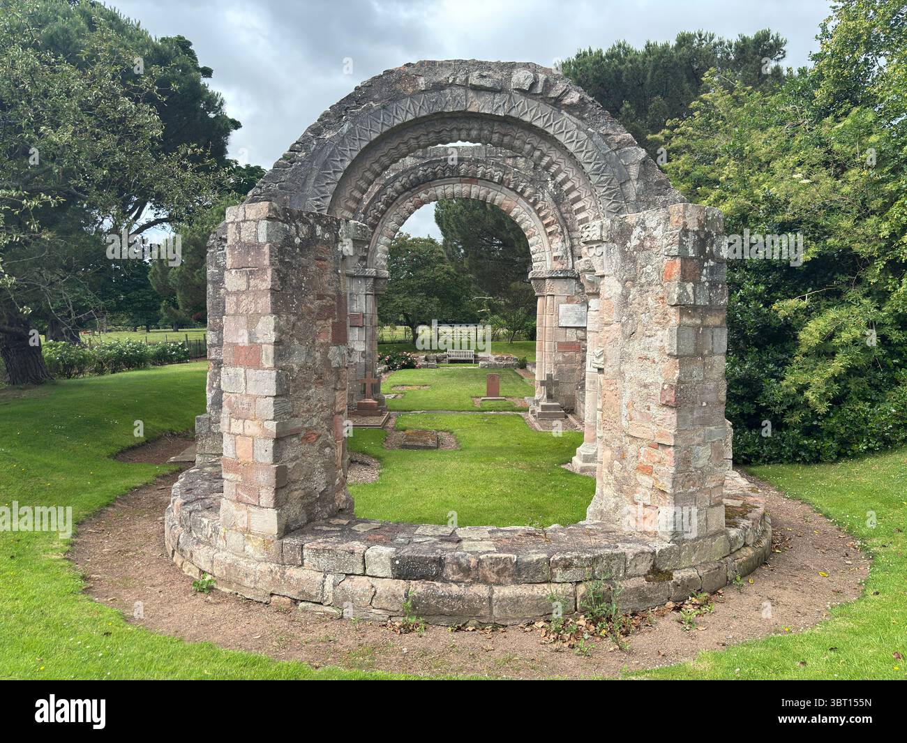 Le rovine della chiesa di St. Baldred vicino a Tyninghame House nell'East Lothian, mostrano resti storici in pietra in un tranquillo ambiente rurale Foto Stock
