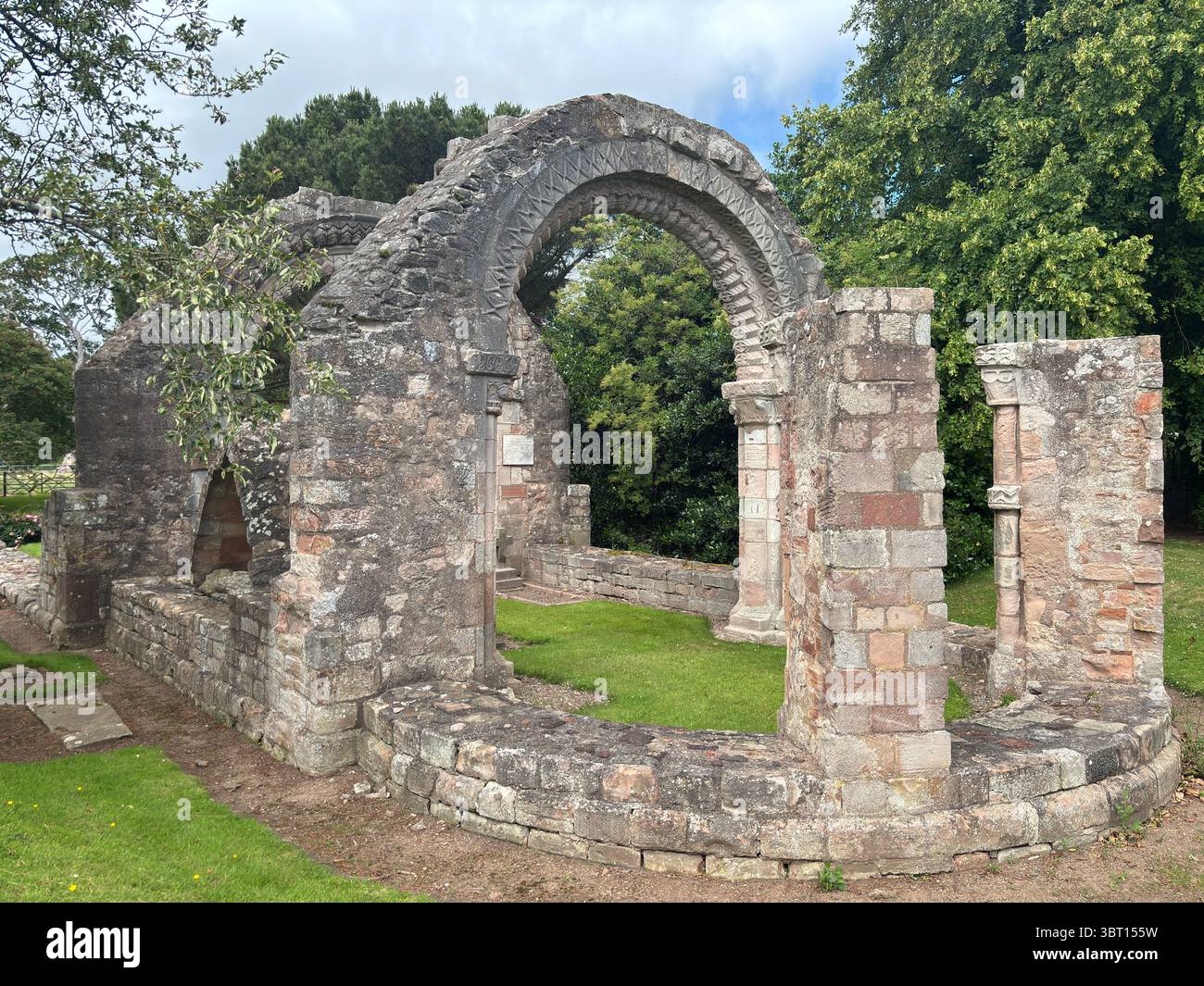 Le rovine della chiesa di St. Baldred vicino a Tyninghame House nell'East Lothian, mostrano resti storici in pietra in un tranquillo ambiente rurale Foto Stock