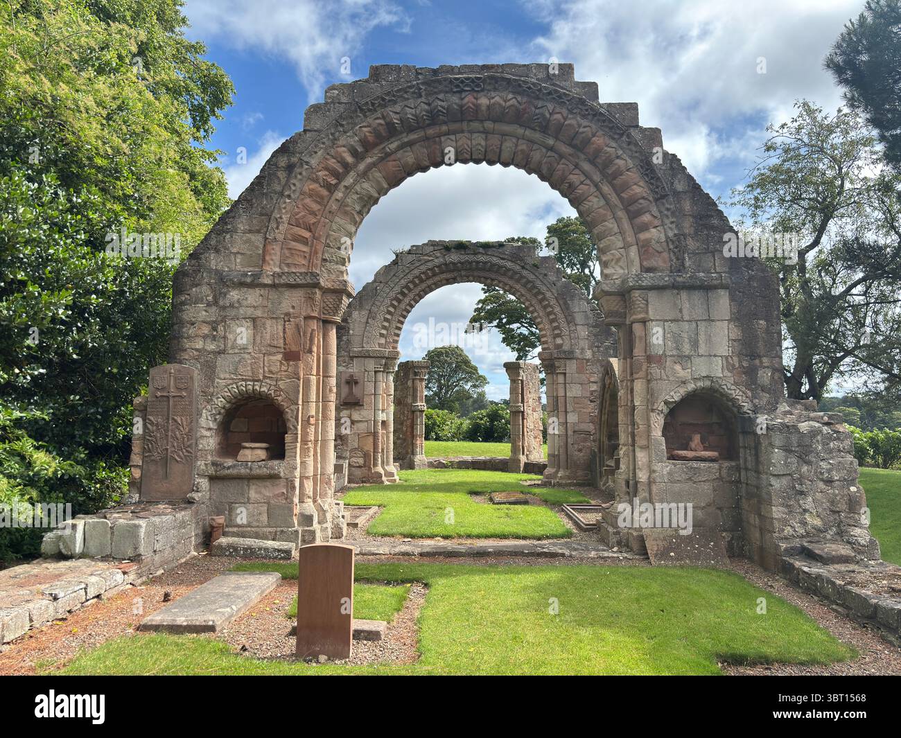 Le rovine della chiesa di St. Baldred vicino a Tyninghame House nell'East Lothian, mostrano resti storici in pietra in un tranquillo ambiente rurale Foto Stock