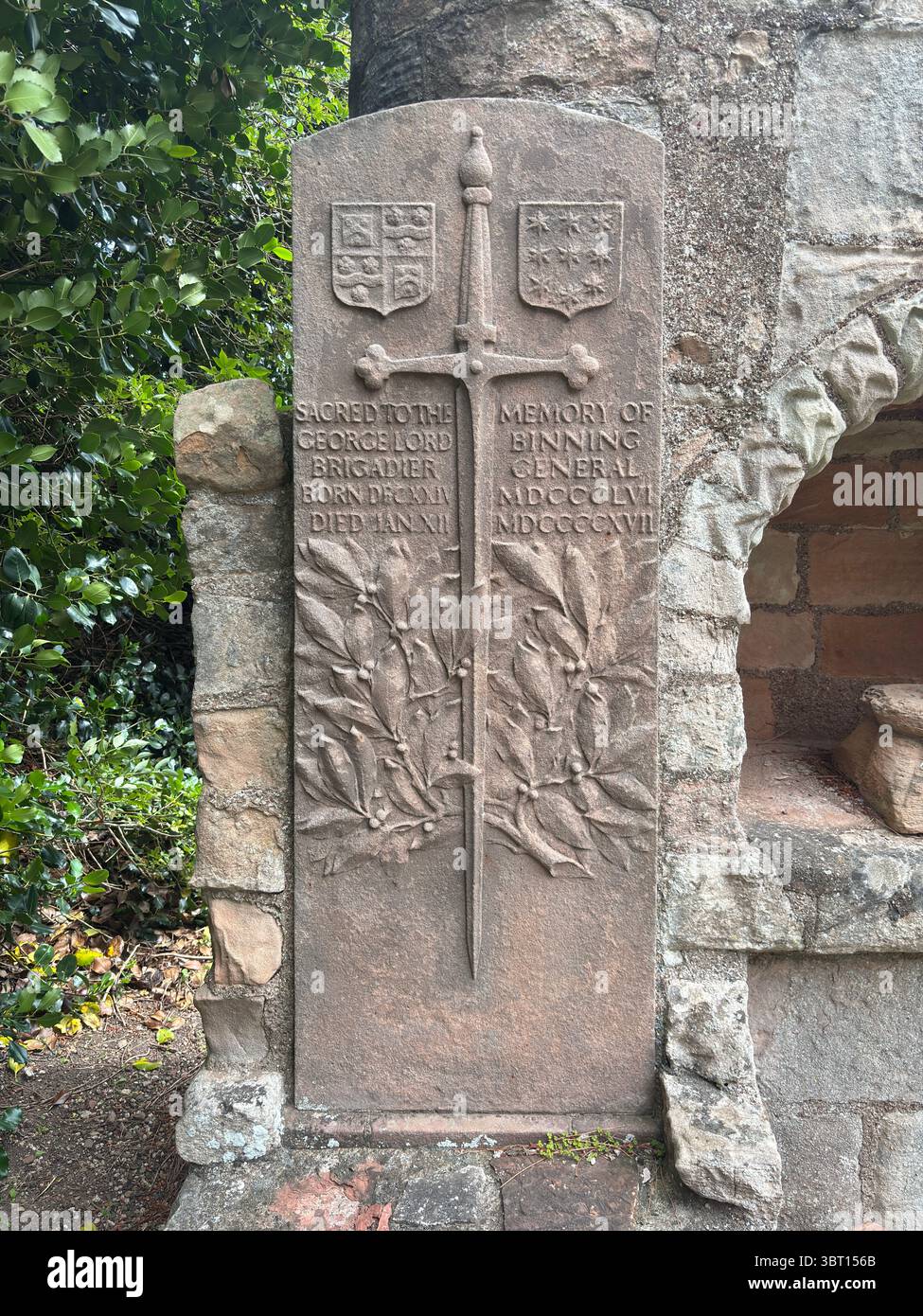 Le rovine della chiesa di St. Baldred vicino a Tyninghame House nell'East Lothian, mostrano resti storici in pietra in un tranquillo ambiente rurale Foto Stock