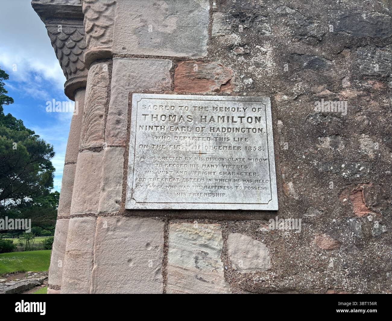 Le rovine della chiesa di St. Baldred vicino a Tyninghame House nell'East Lothian, mostrano resti storici in pietra in un tranquillo ambiente rurale Foto Stock
