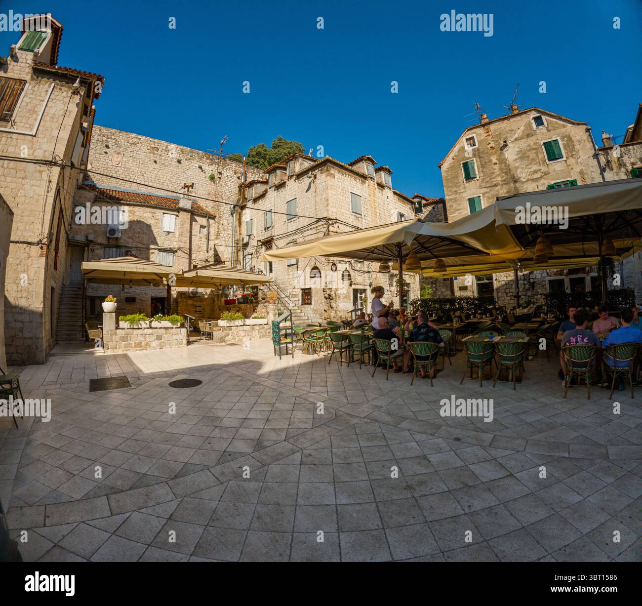 Spalato, Croazia - 8 settembre 2023: Le persone si godono un pasto in un ristorante all'aperto a Spalato, Croazia. Il ristorante si trova in una piazza storica Foto Stock