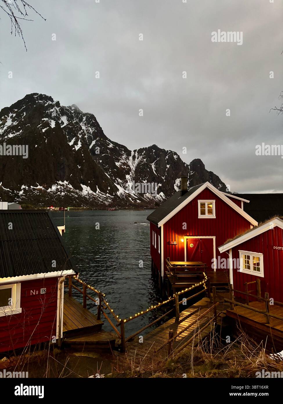 Svolvaer : un'isola delle Lofoten in inverno - Immagine stock catturata con smartphone