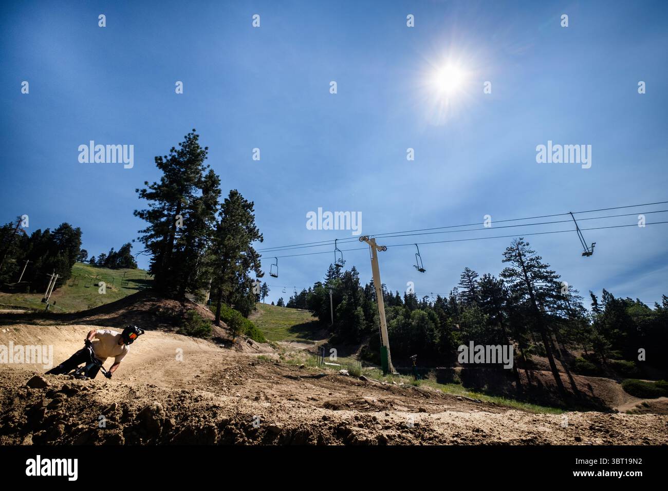 Gli appassionati di mountain bike scendono su una pista da MTB ormeggiata presso la stazione sciistica di Snow Summit a Big Bear Lake, California, Stati Uniti. Foto Stock