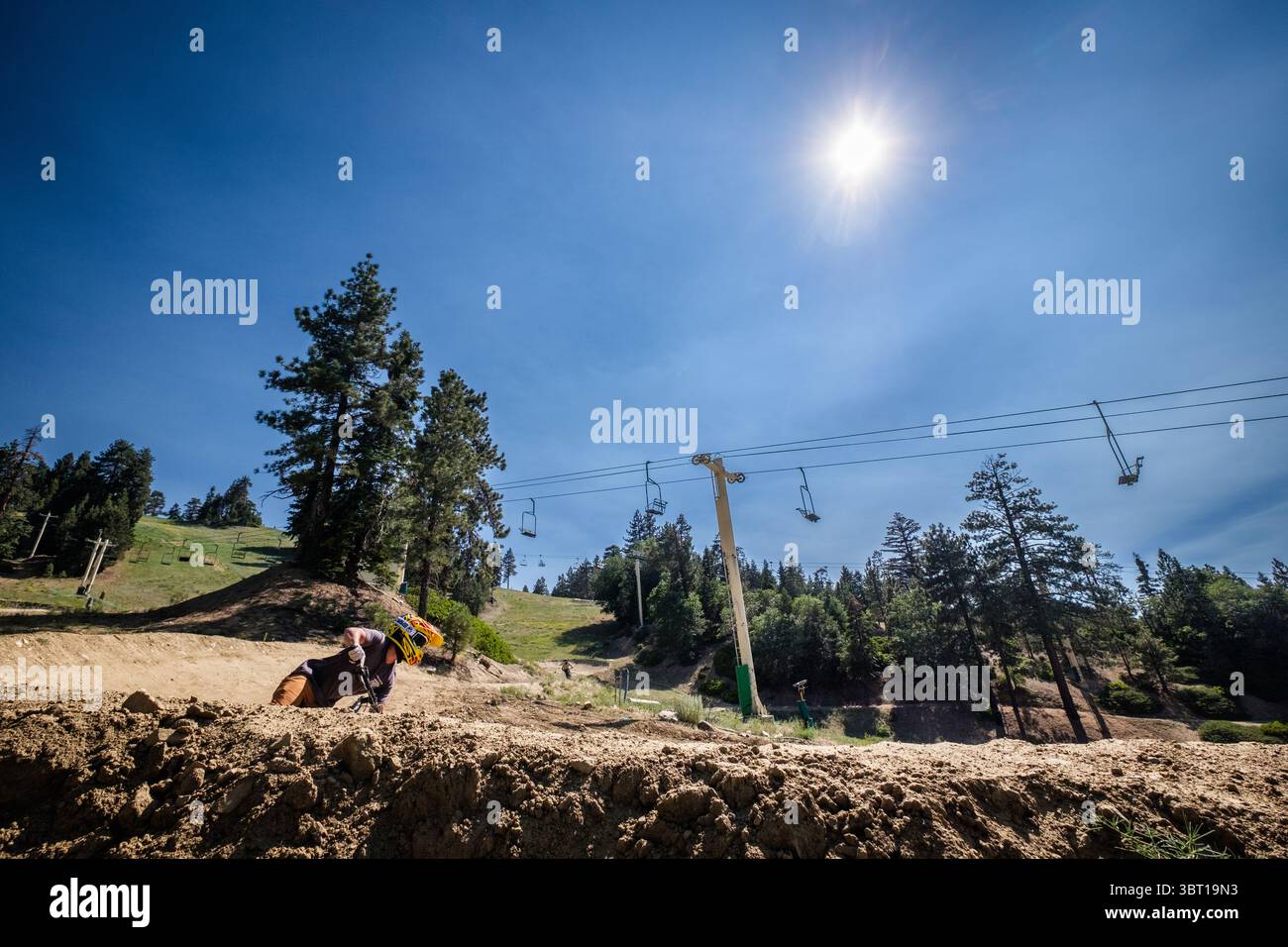 Gli appassionati di mountain bike scendono su una pista da MTB ormeggiata presso la stazione sciistica di Snow Summit a Big Bear Lake, California, Stati Uniti. Foto Stock