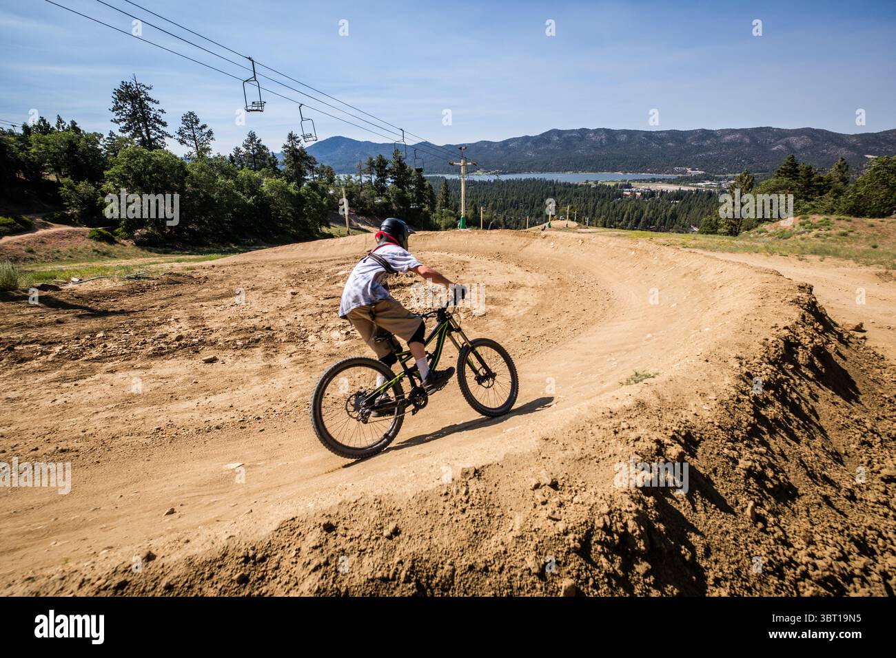Gli appassionati di mountain bike scendono su una pista da MTB ormeggiata presso la stazione sciistica di Snow Summit a Big Bear Lake, California, Stati Uniti. Foto Stock
