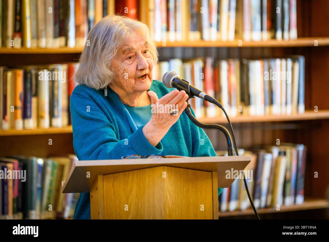 L'autrice Katherine Paterson parla alla Kellogg-Hubbard Library di Montpelier, VT, USA, del suo libro Jella Lepman and Her Library of Dreams. Foto Stock