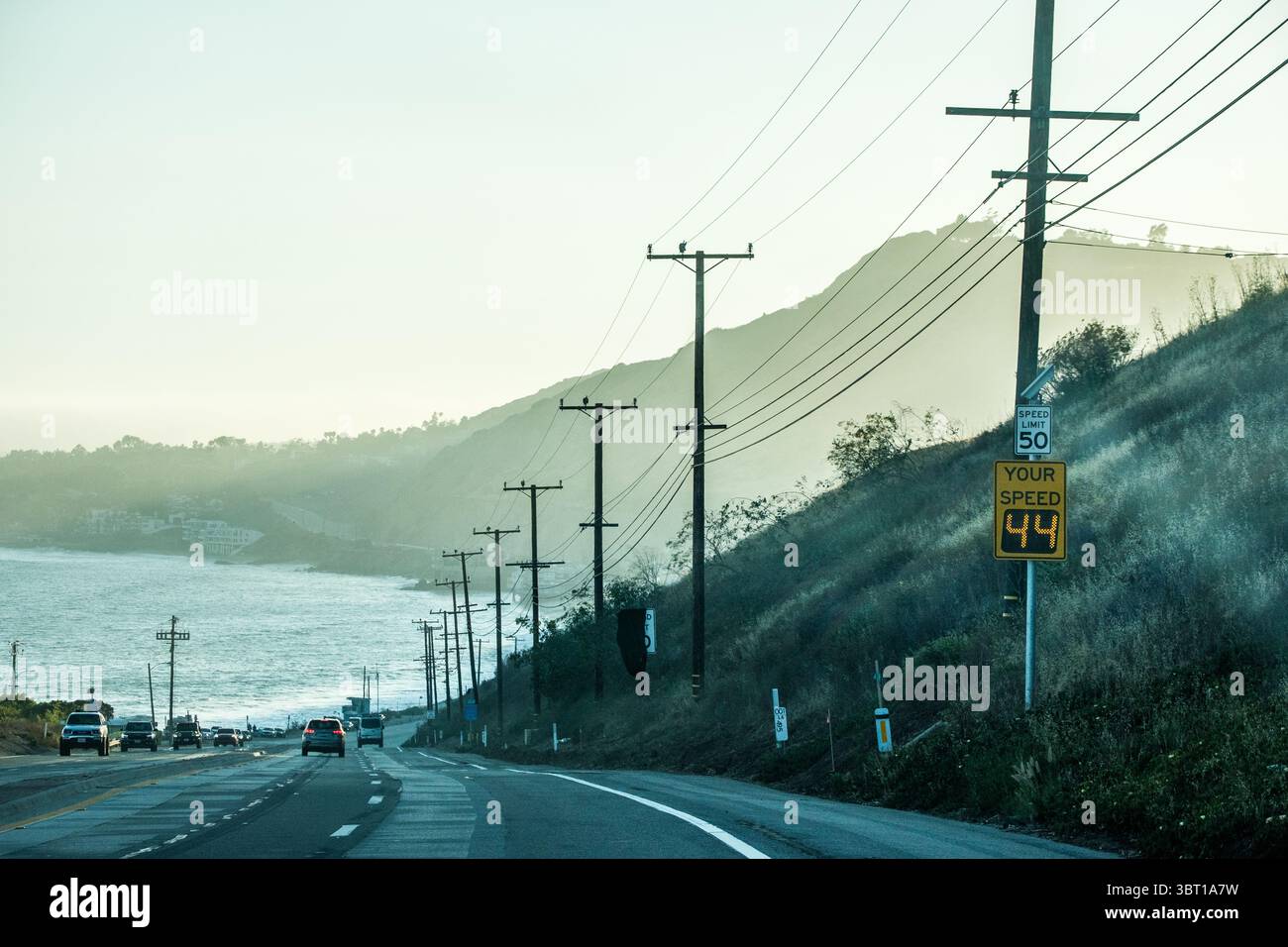Lungomare e Pacific Coast Highhway (California Route 1), Malibu California. Foto Stock