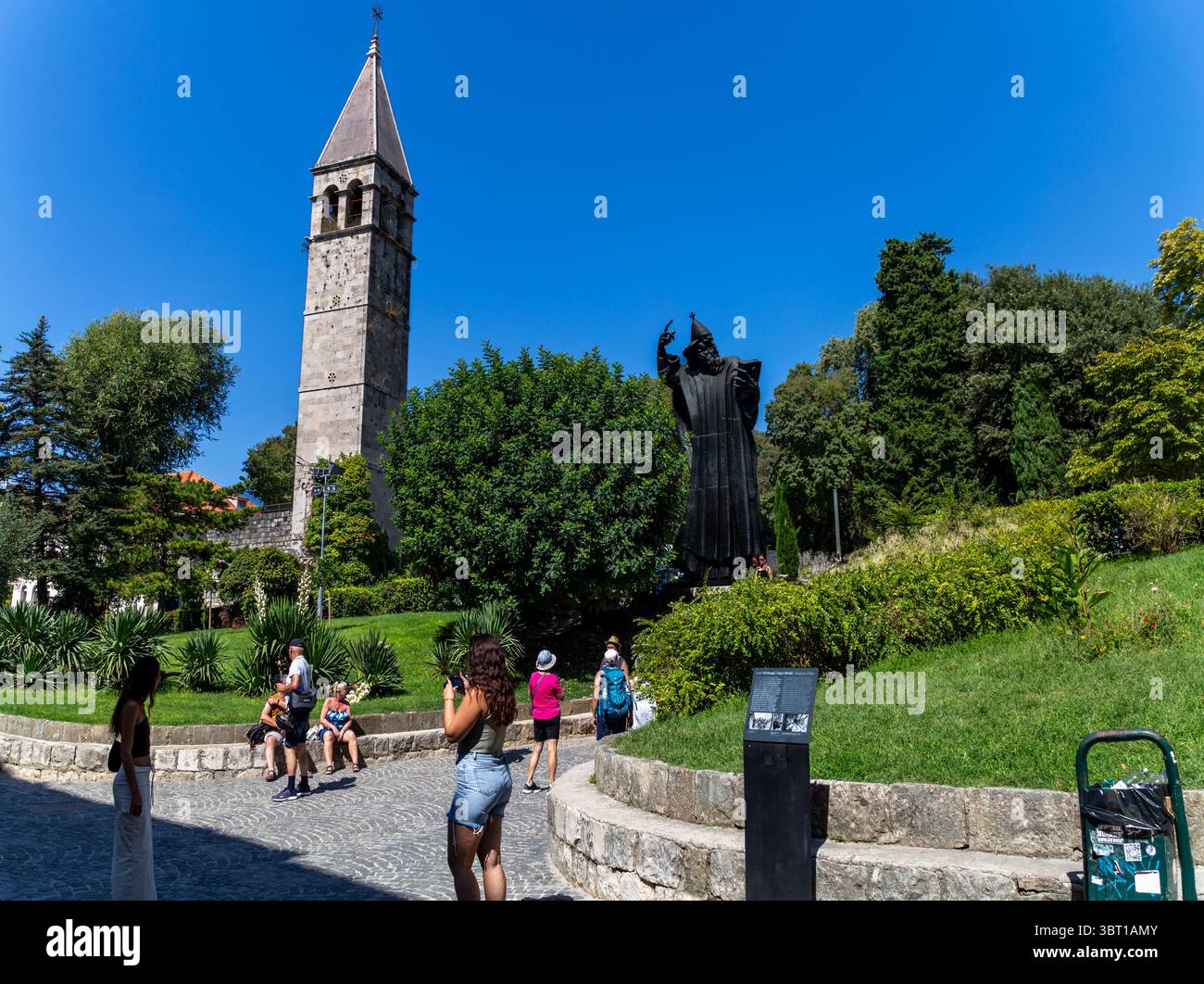Spalato, Croazia - 8 settembre 2023: I turisti esplorano la città storica, ammirando la statua di Gregorio di Nin. Foto Stock
