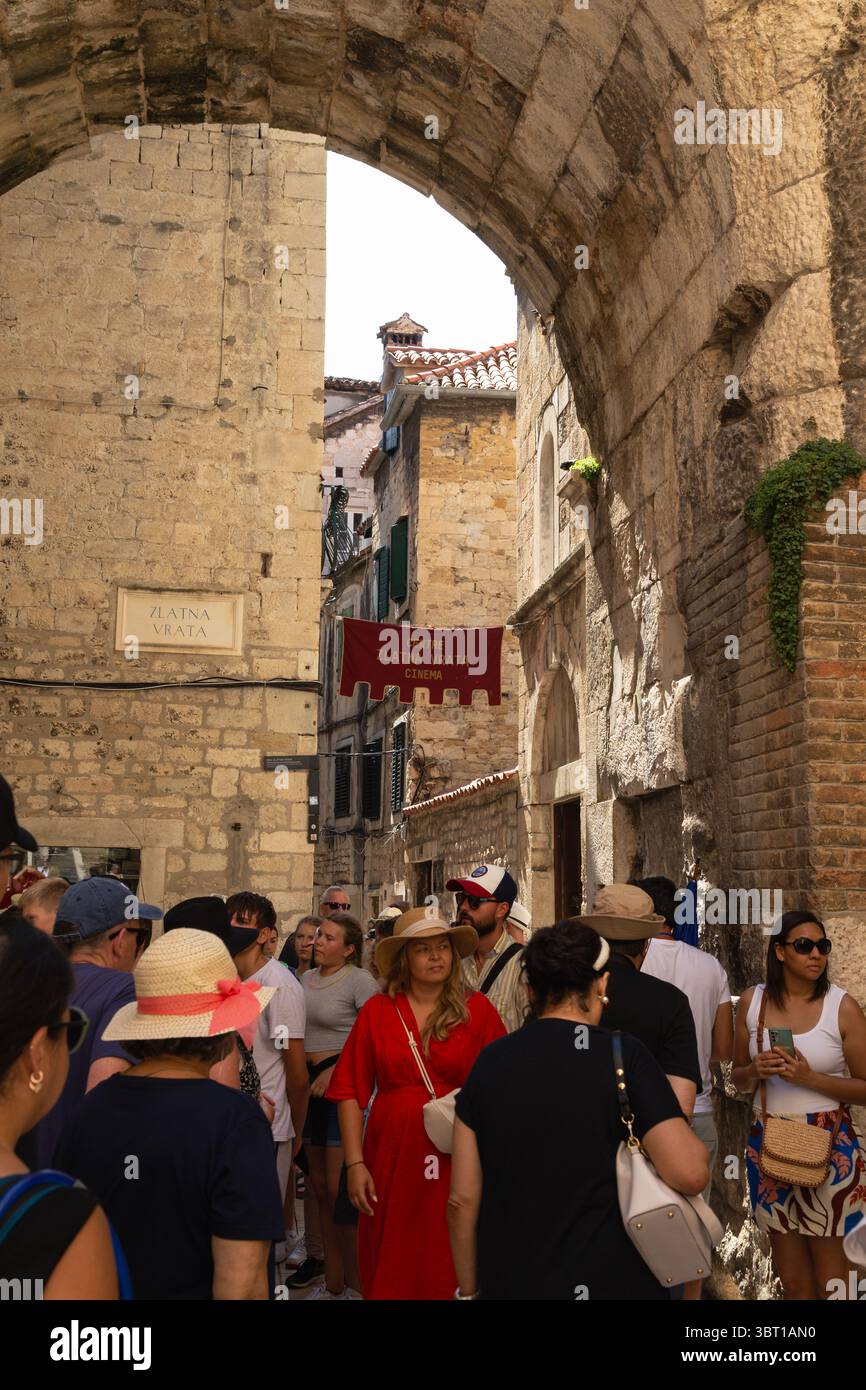 Spalato, Croazia - 8 settembre 2023: I turisti si riuniscono vicino alla porta d'Oro (Zlatna Vrata), un ingresso storico al Palazzo di Diocleziano. Foto Stock
