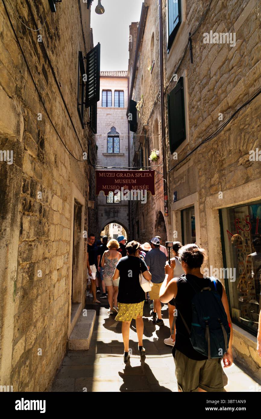Spalato, Croazia - 8 settembre 2023: I turisti esplorano una strada stretta a Spalato, Croazia, disegnata dalla ricca storia e dall'architettura unica della città. Foto Stock