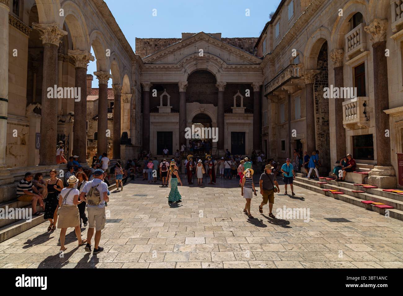 Spalato, Croazia - 8 settembre 2023: I turisti esplorano il Palazzo di Diocleziano, patrimonio dell'umanità dell'UNESCO, per vivere la sua ricca storia. Foto Stock