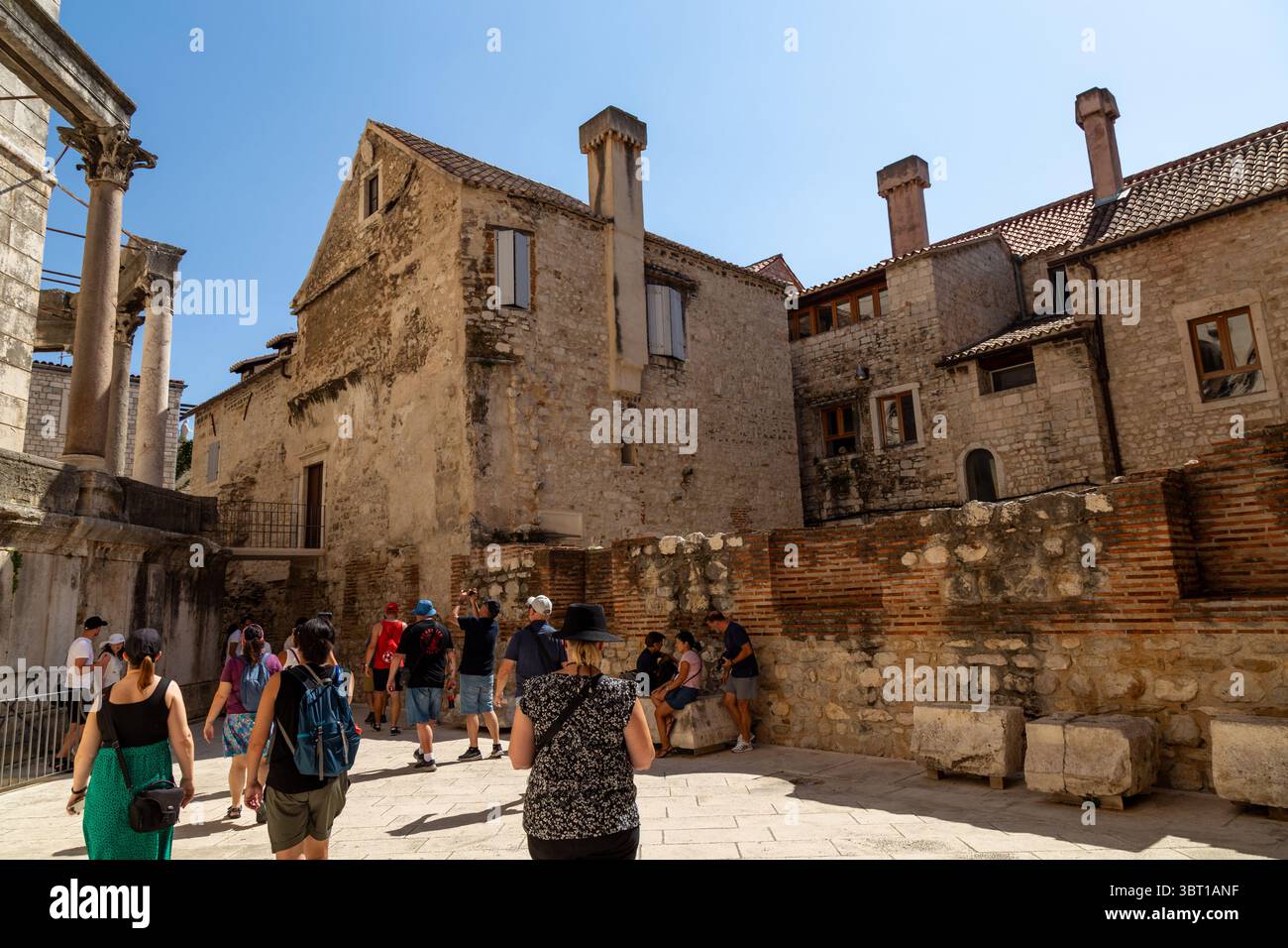 Spalato, Croazia - 8 settembre 2023: I turisti esplorano lo storico Palazzo di Diocleziano, patrimonio dell'umanità dell'UNESCO. Foto Stock