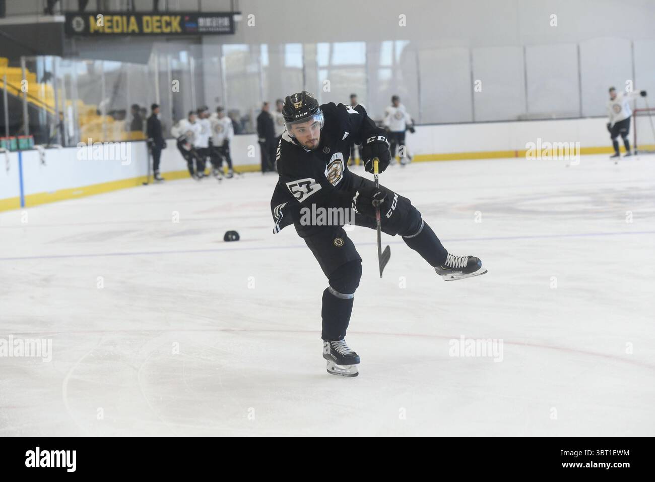 13 settembre 2019: L'attaccante dei Boston Bruins Robert Lantosi (57) spara al training camp dei Bruins tenutosi alla Warrior Ice Arena di Boston, Massachusetts. Eric Canha/CSM(immagine di credito: &Copy; Eric Canha/CSM tramite cavo ZUMA) Foto Stock