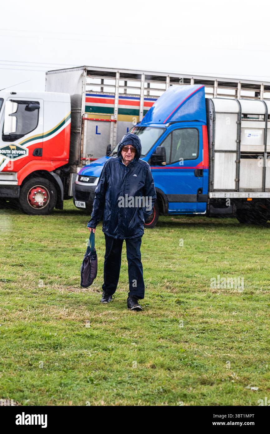 Stithians, Cornovaglia, Regno Unito. 14 luglio 2025. Lo spettacolo Stithians è andato avanti oggi nonostante le forti piogge. Il più grande spettacolo agricolo di un giorno della Cornovaglia, offre un assaggio tradizionale della vita rurale. Lo Stithians Show ha qualcosa per tutti: Mostre e dimostrazioni, animali, fiera, veicoli d'epoca, cibo e artigianato e una vasta scelta di negozi, dalle fiere e dai produttori locali. Crediti: Keith Larby/Alamy Live News Foto Stock