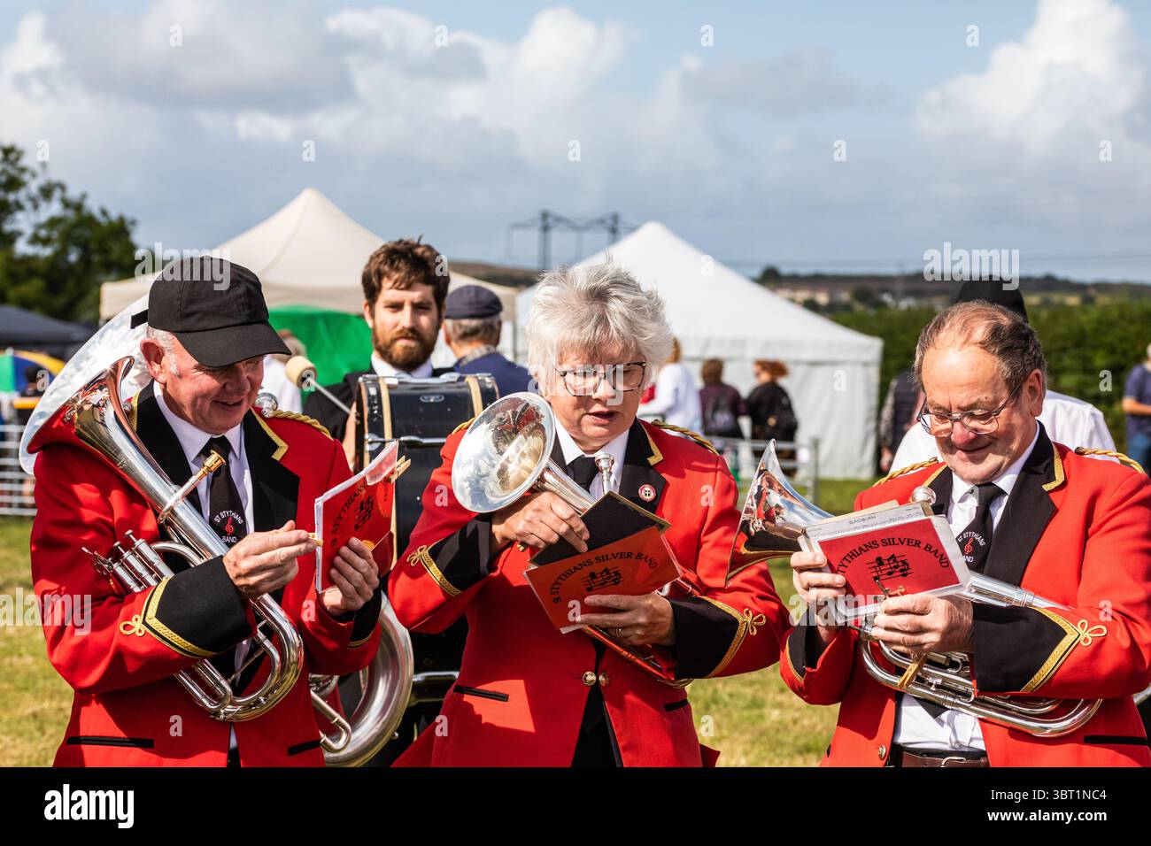 Stithians, Cornovaglia, Regno Unito. 14 luglio 2025. Lo spettacolo Stithians è andato avanti oggi nonostante le forti piogge. Il più grande spettacolo agricolo di un giorno della Cornovaglia, offre un assaggio tradizionale della vita rurale. Lo Stithians Show ha qualcosa per tutti: Mostre e dimostrazioni, animali, fiera, veicoli d'epoca, cibo e artigianato e una vasta scelta di negozi, dalle fiere e dai produttori locali. Crediti: Keith Larby/Alamy Live News Foto Stock