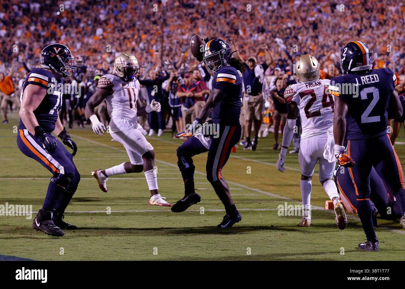 14 settembre 2019: I Virginia Cavaliers QB #3 Bryce Perkins ballano nella end zone per una conversione di due punti durante la partita di football NCAA tra gli University of Virginia Cavaliers e i Florida State Seminoles allo Scott Stadium di Charlottesville, Virginia. Justin Cooper/CSM(immagine di credito: &Copy; Justin Cooper/CSM tramite cavo ZUMA) Foto Stock