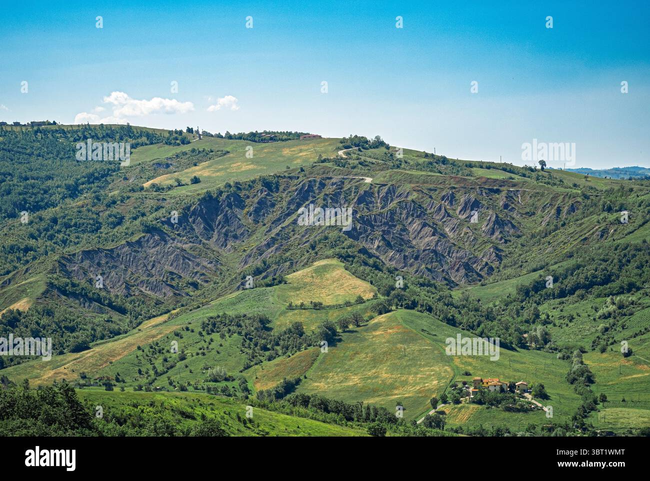 Campagna bolognese: agriturismo ai piedi di un calvario. Città metropolitana di Bologna, Emilia-Romagna, Italia. Foto Stock