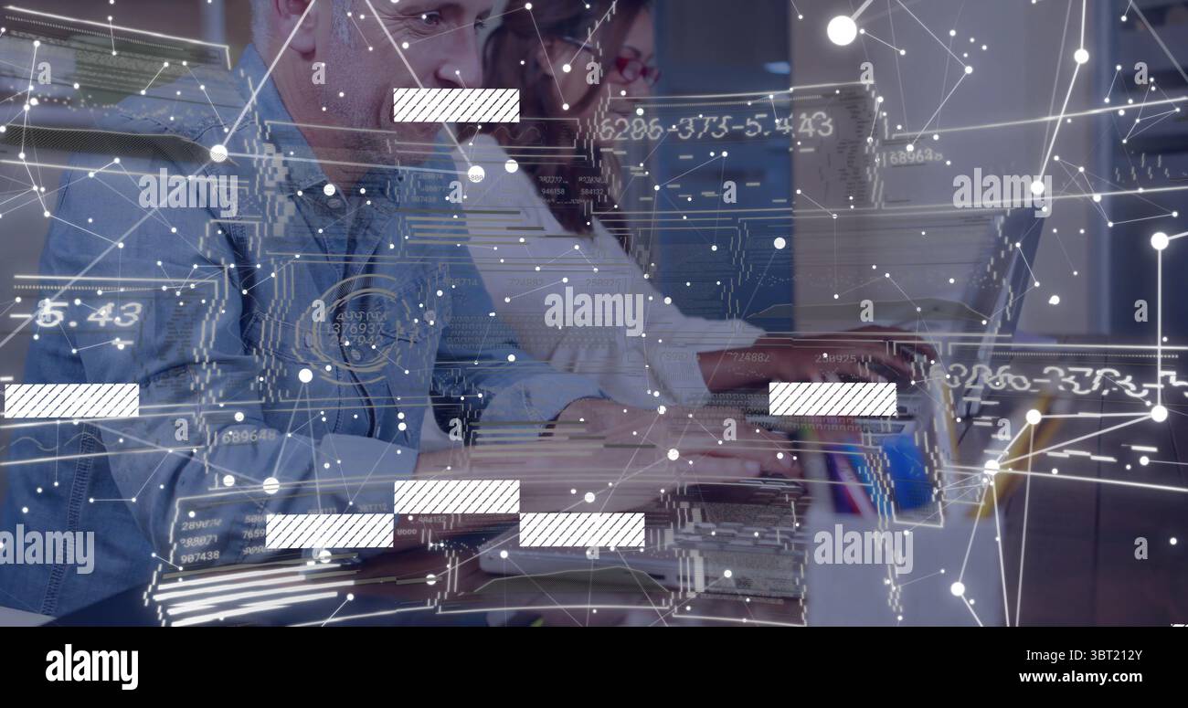 Colleghi che indossano abiti casual per l'ufficio che analizzano i dati sul laptop in ufficio con sovrapposizione di rete Foto Stock