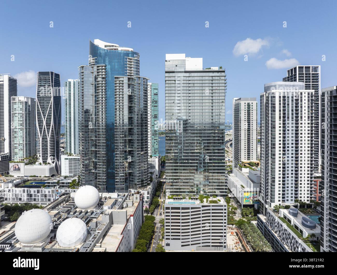 La vista aerea di scintillanti grattacieli perforano lo skyline, riflettendo il cielo azzurro che sovrasta la vivace città di Miami, Florida, Stati Uniti. Foto Stock