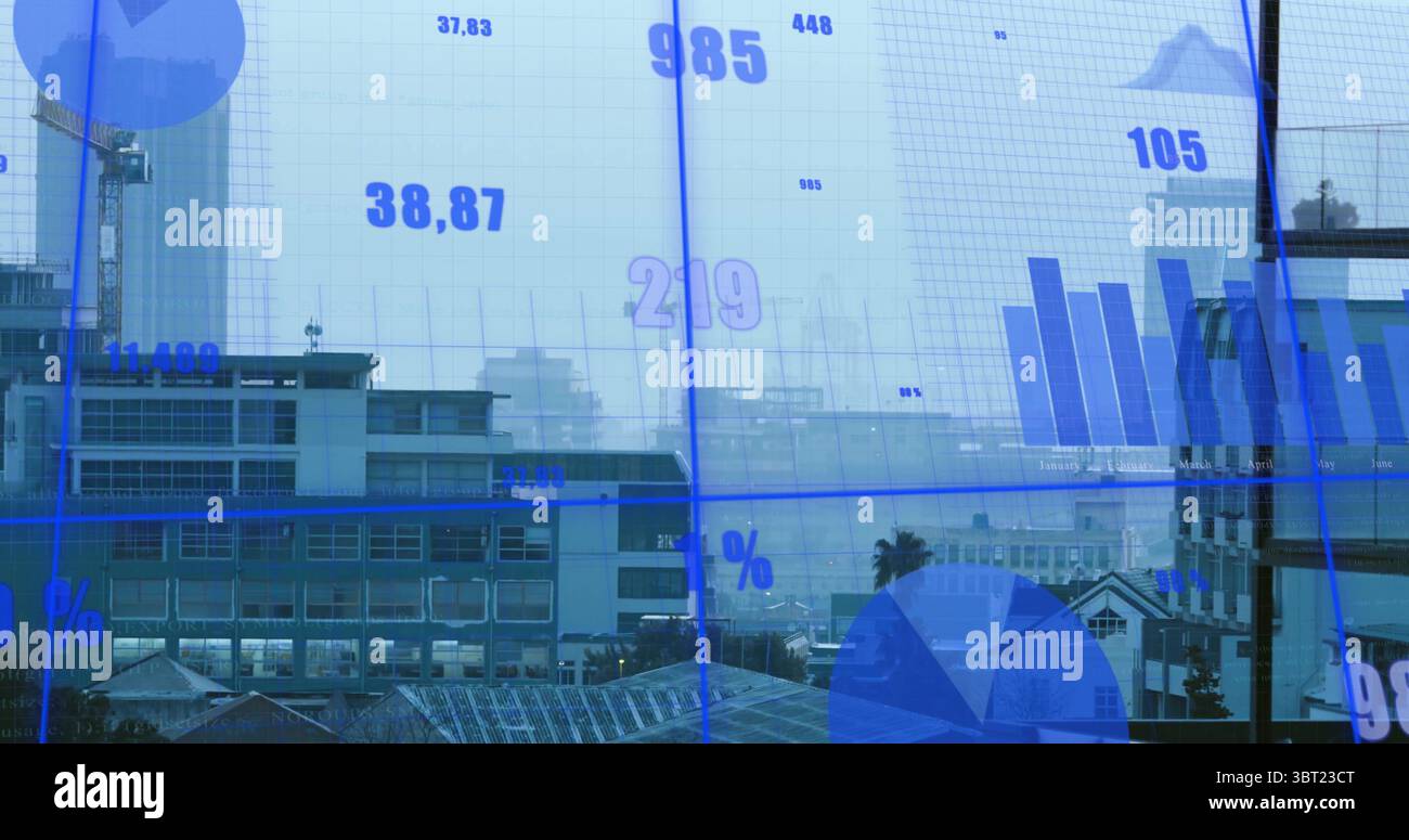 Visualizzazione di sovrapposizioni cartografiche digitali su una finestra di vetro che si affaccia sugli edifici commerciali in ufficio Foto Stock