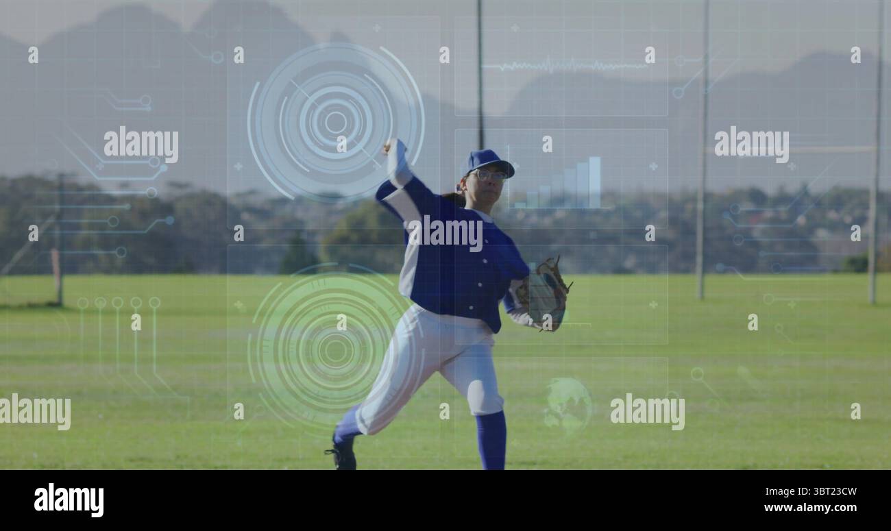 Lancio di un giocatore di baseball in uniforme blu bianca sul campo, con guanto da baseball e sovrapposizioni di dati Foto Stock