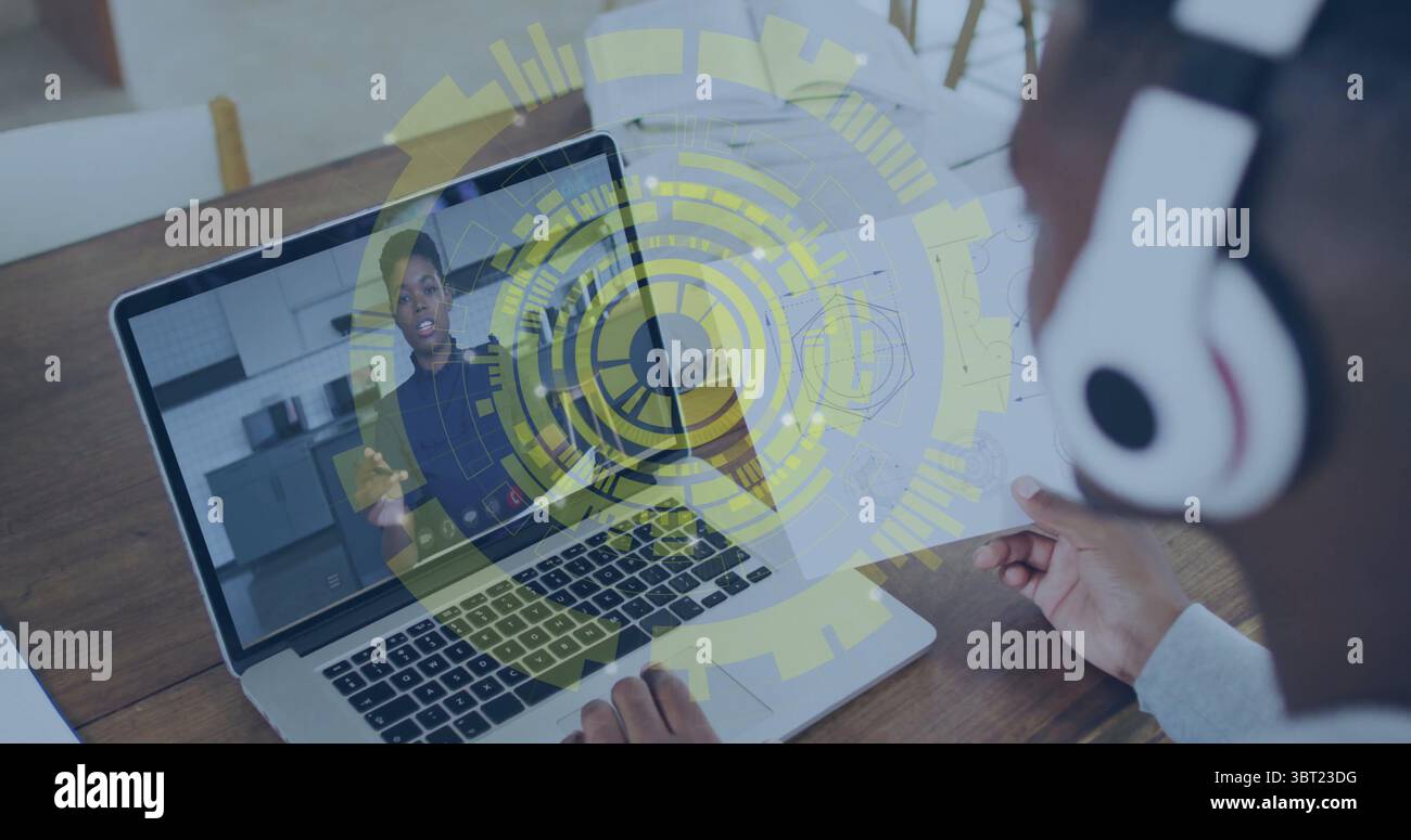 Rivedere l'uomo con le cuffie che tengono il progetto, utilizzando il laptop al tavolo con sovrapposizione e spazio per copiare Foto Stock