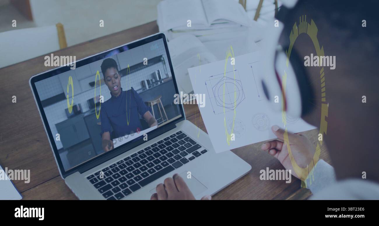 Confronto tra lo studente che tiene uno schema stampato sulla scrivania di legno e la lezione a distanza sul laptop, spazio per copiare Foto Stock