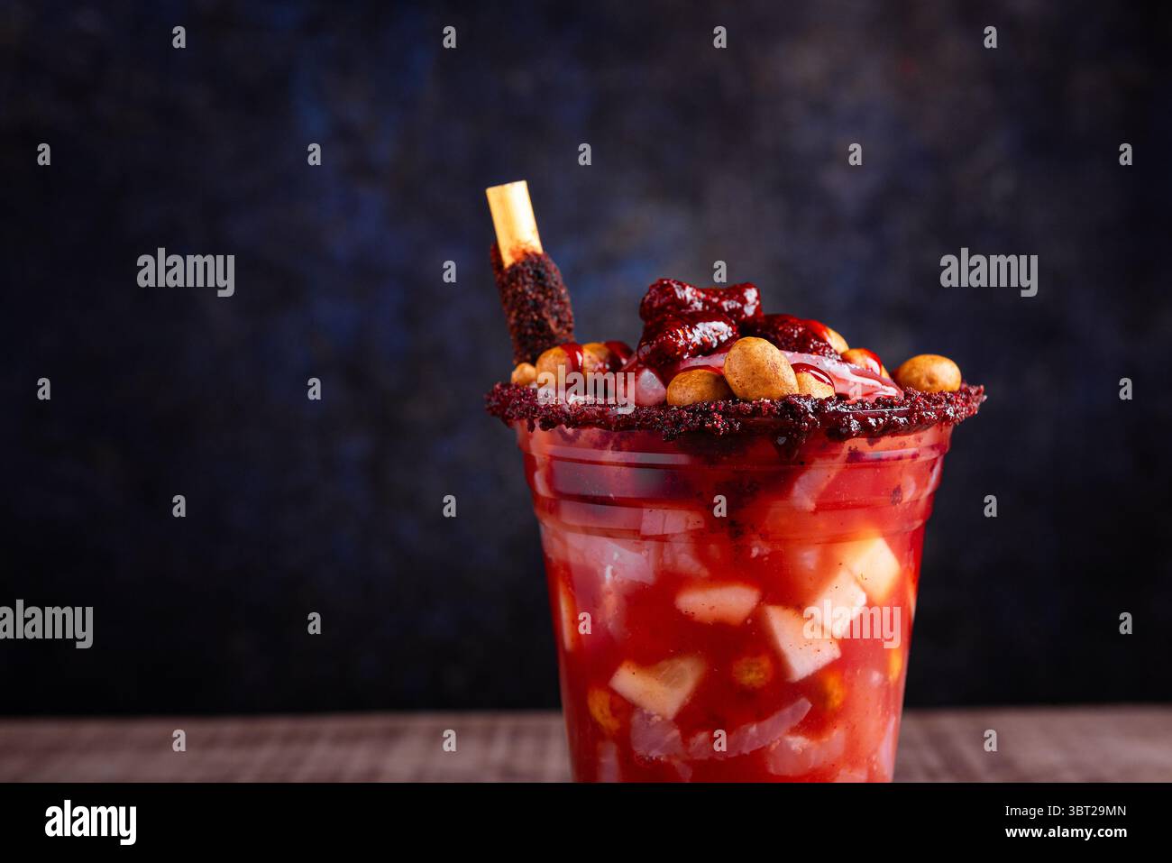 Un bicchierino pazzesco, una miscela di ingredienti dolci, salati e speziati. Spuntino tipico dal Messico. Foto Stock