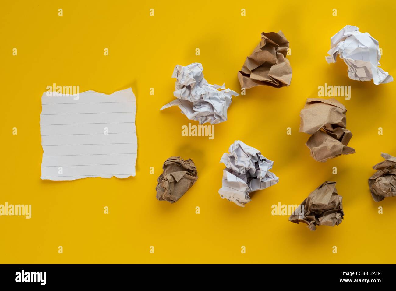 un pezzo bianco di carta strappata isolato sullo sfondo, palle di carta strappate, sfondo creativo del processo Foto Stock