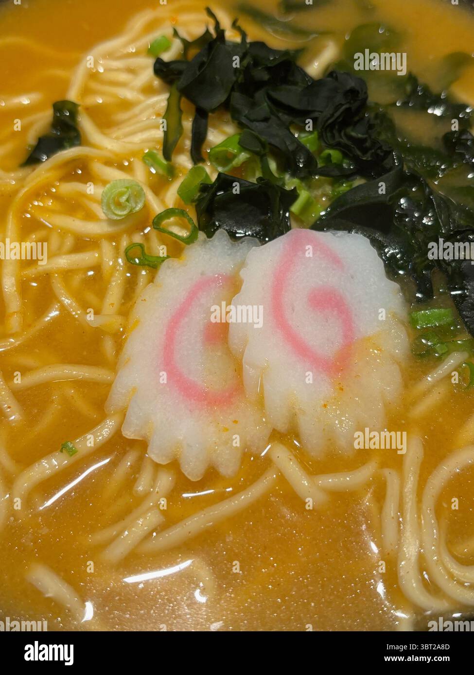 Una foto ravvicinata della zuppa di spaghetti di miso ramen, con condimento di narutomaki e alghe marine. Foto Stock