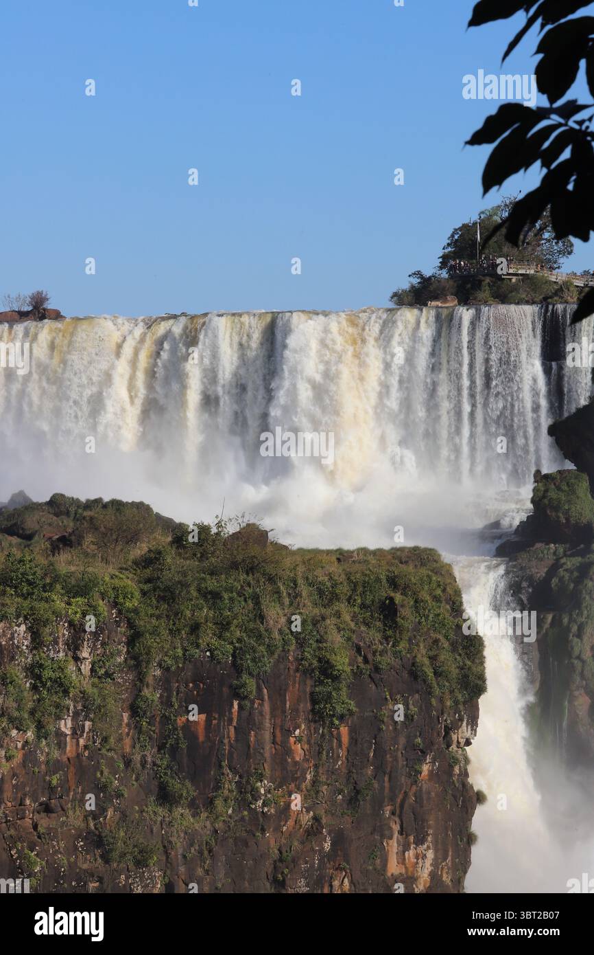 Vista panoramica delle potenti Cascate dell'Iguazú nel Parco Nazionale dell'Iguazú, in Argentina, in una giornata di sole. Enormi cascate d'acqua. Meraviglia naturale. Foto Stock