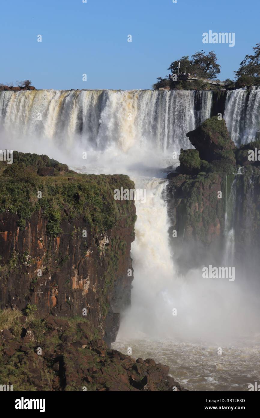 Vista panoramica delle potenti Cascate dell'Iguazú nel Parco Nazionale dell'Iguazú, in Argentina, in una giornata di sole. Enormi cascate d'acqua. Meraviglia naturale. Foto Stock