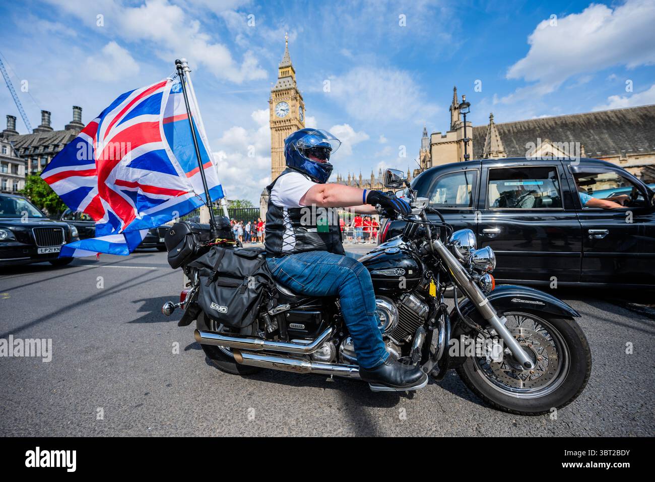 Londra, Regno Unito. 14 luglio 2025. Girando attorno a westminster - Rolling Thunder UK, Millions Veterans March, Justice for Northern Ireland Veterans, accanto a coloro che hanno organizzato la recente petizione contro la modifica della dura lotta per la protesta dell'Irlanda del Nord Legacy Bill a Westminster mentre il dibattito sulla petizione si svolge all'interno del Parlamento. Crediti: Guy Bell/Alamy Live News Foto Stock
