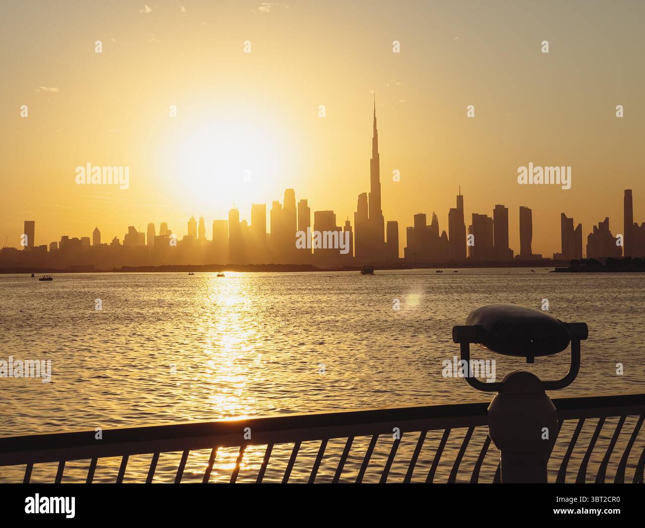 Vista cinematografica della sagoma dello skyline di Dubai con Burj Khalifa al tramonto, viaggio a Dubai e immagine del turismo Foto Stock