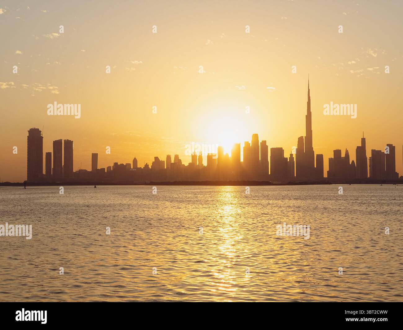 Vista cinematografica della sagoma dello skyline di Dubai con Burj Khalifa al tramonto, viaggio a Dubai e immagine del turismo Foto Stock