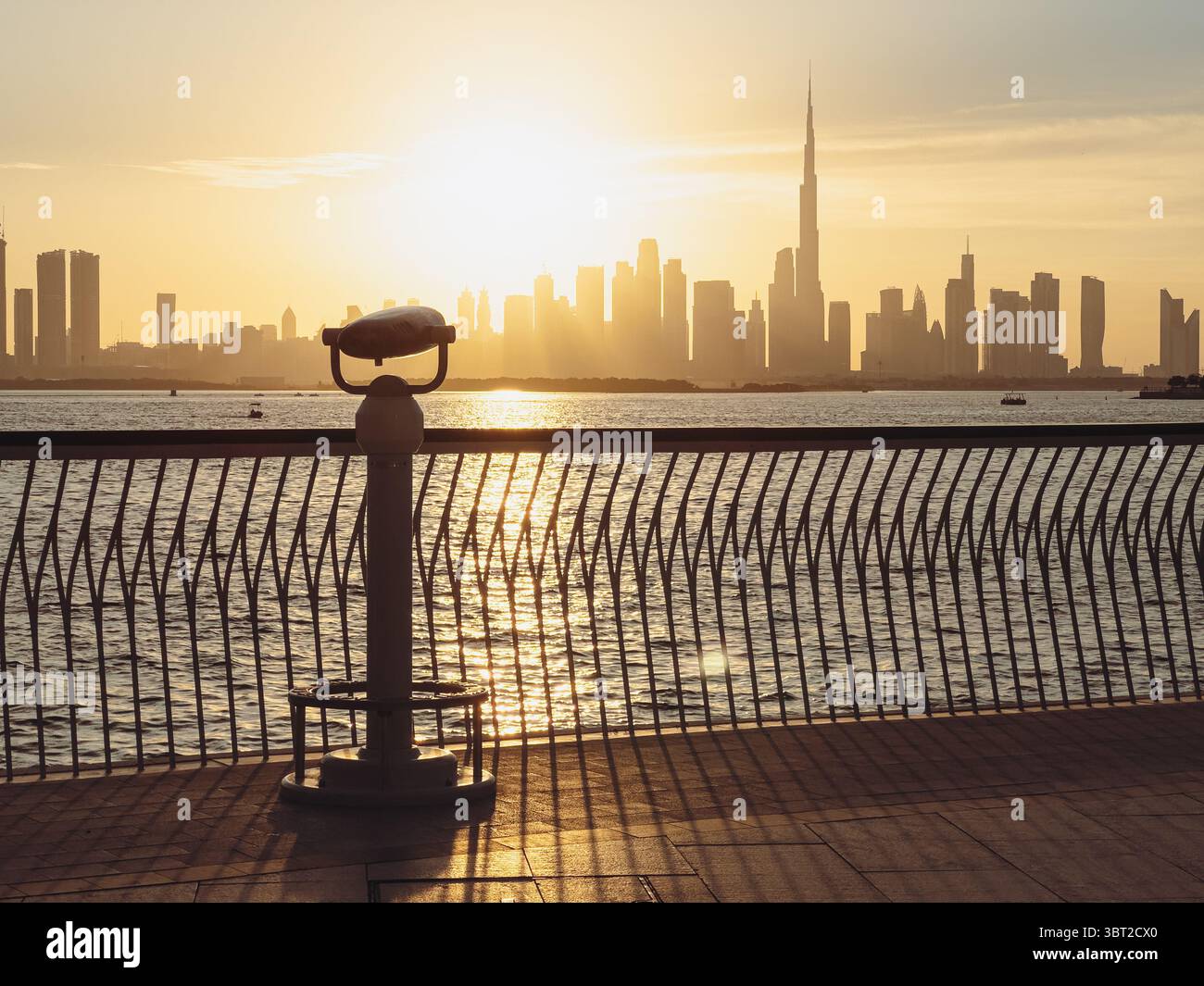 Vista cinematografica della sagoma dello skyline di Dubai con Burj Khalifa al tramonto, viaggio a Dubai e immagine del turismo Foto Stock