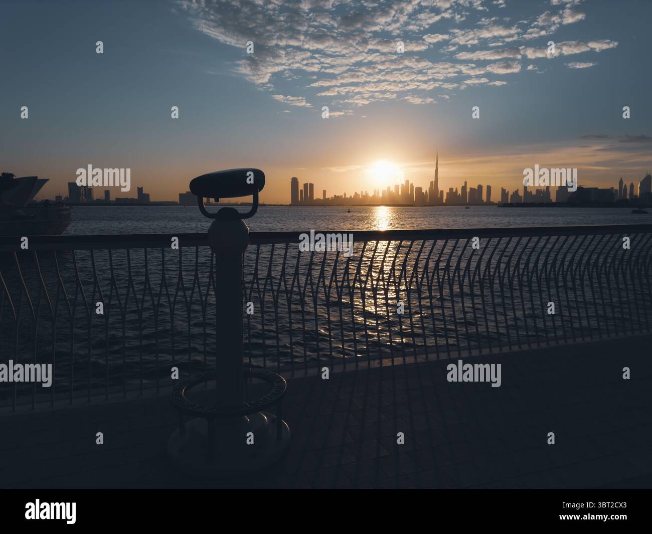 Osservando lo skyline di Dubai dal binocolo di osservazione, dai poster di viaggio e turismo di Dubai Foto Stock
